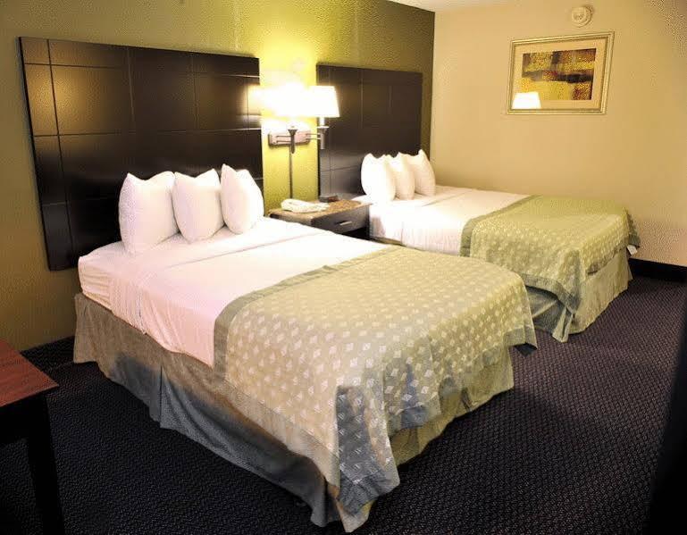 Ramada By Wyndham Newburgh/West Point Hotel Buitenkant foto