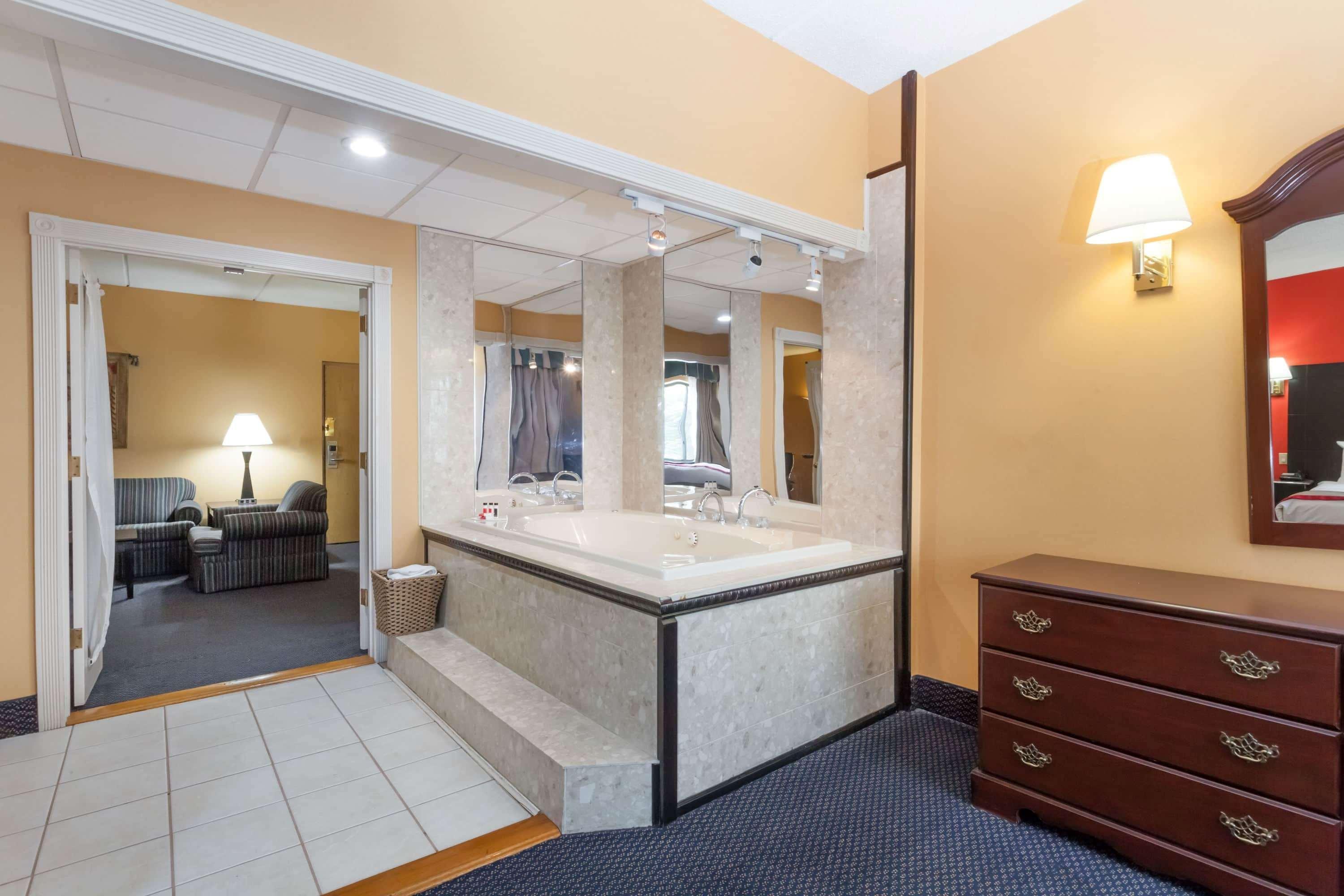 Ramada By Wyndham Newburgh/West Point Hotel Buitenkant foto