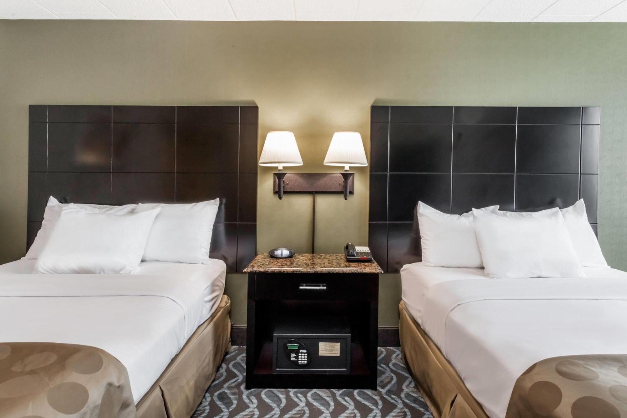 Ramada By Wyndham Newburgh/West Point Hotel Buitenkant foto