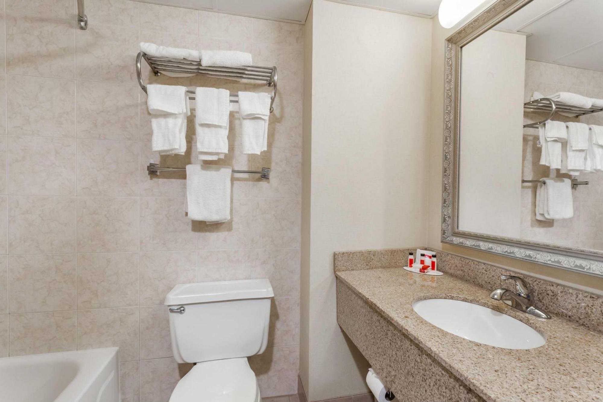 Ramada By Wyndham Newburgh/West Point Hotel Buitenkant foto