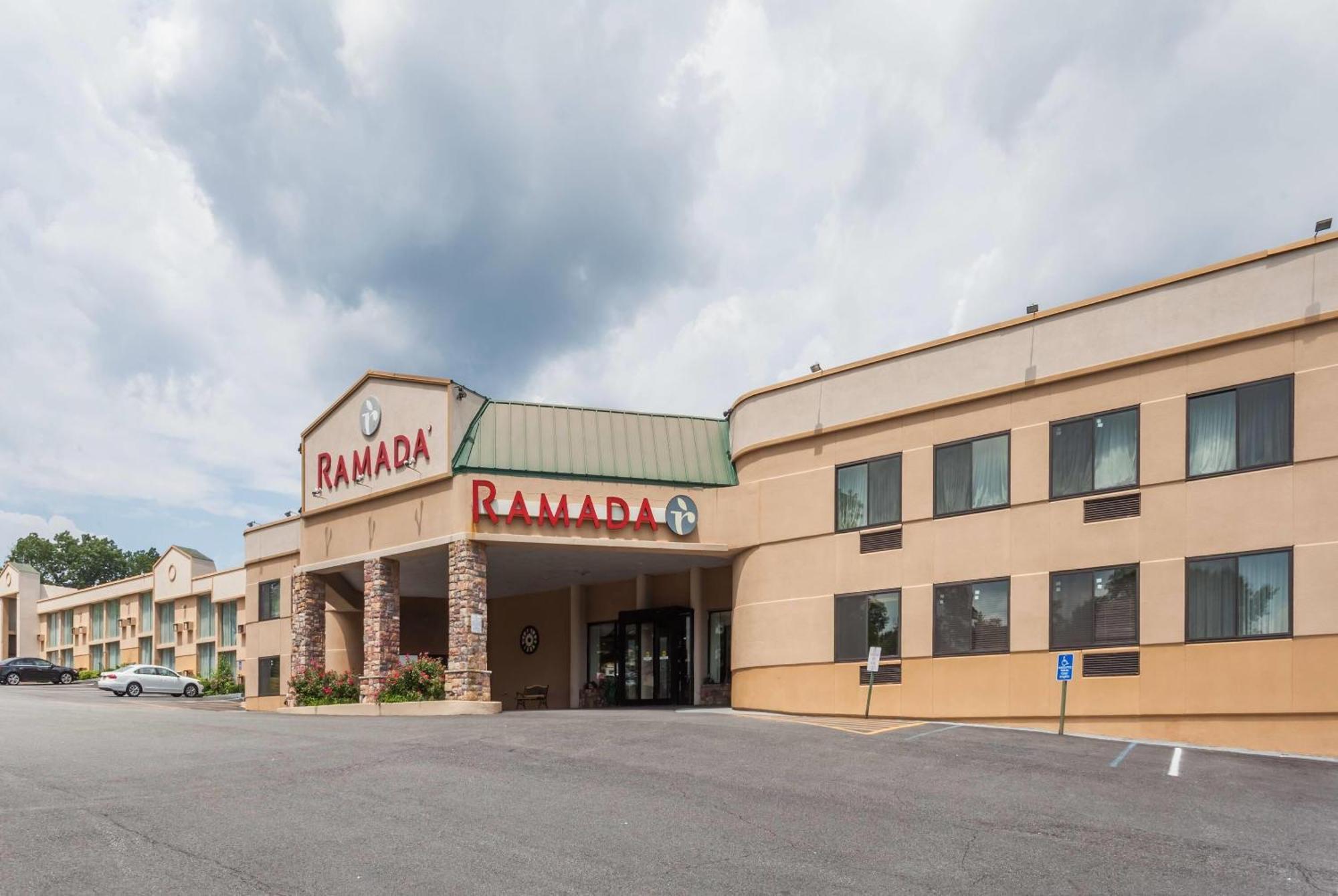 Ramada By Wyndham Newburgh/West Point Hotel Buitenkant foto