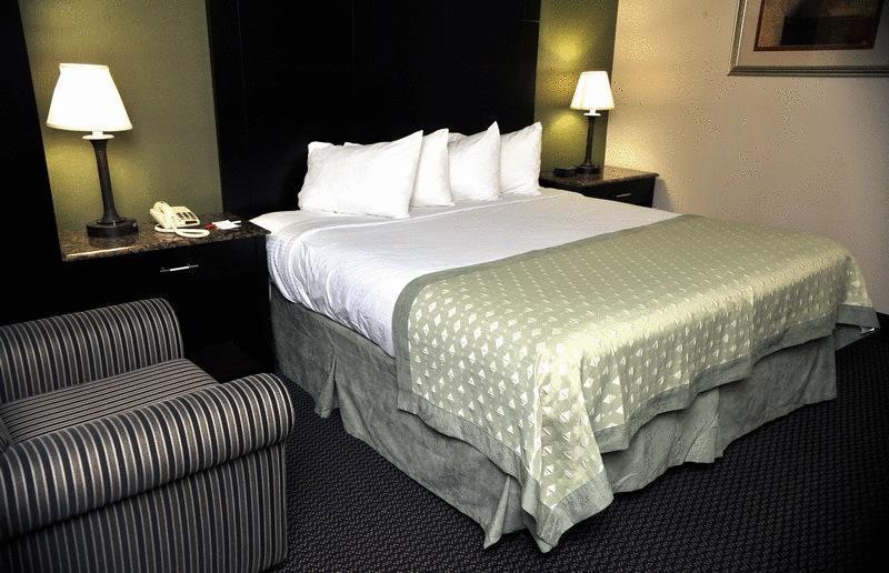 Ramada By Wyndham Newburgh/West Point Hotel Buitenkant foto